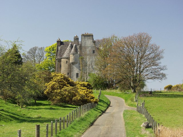 File:Barcaldine Castle pathway.jpg