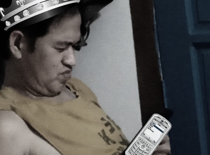 File:The first king using a old cellphone.jpg