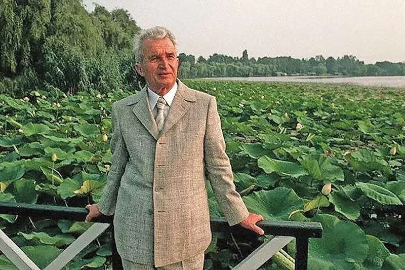 File:Nicolae Ceaușescu at Snagov.webp