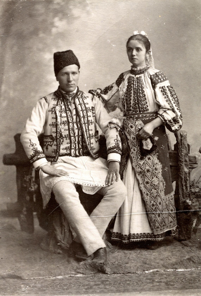 File:RomanianTraditionalClothing2.png